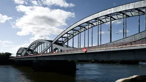 A stunning steel arch bridge in Hamburg under a clear blue sky, symbolizing modern architecture. jigsaw puzzle