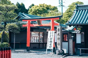 Beautiful torii gate entrance to a shrine in Kyoto, Japan, surrounded by lush greenery. jigsaw puzzle