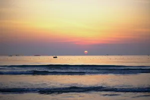 A breathtaking sunrise over the calm ocean waves at Đà Nẵng beach, Vietnam. jigsaw puzzle