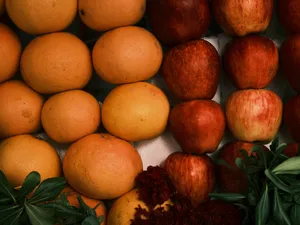 a pile of oranges and apples sitting next to each other jigsaw puzzle