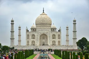 The taj mahal mausoleum under a cloudy sky. jigsaw puzzle
