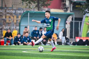 An athlete skillfully plays soccer during a match in Hà Nội, Việt Nam. jigsaw puzzle